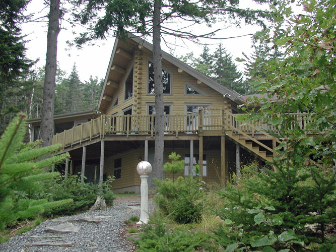 Sedona log home exterior with landscaping