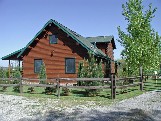 Vancouver log home side with cedar fence