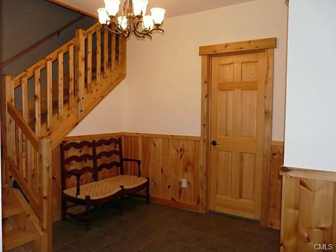 Entry way in Log Home Hybrid